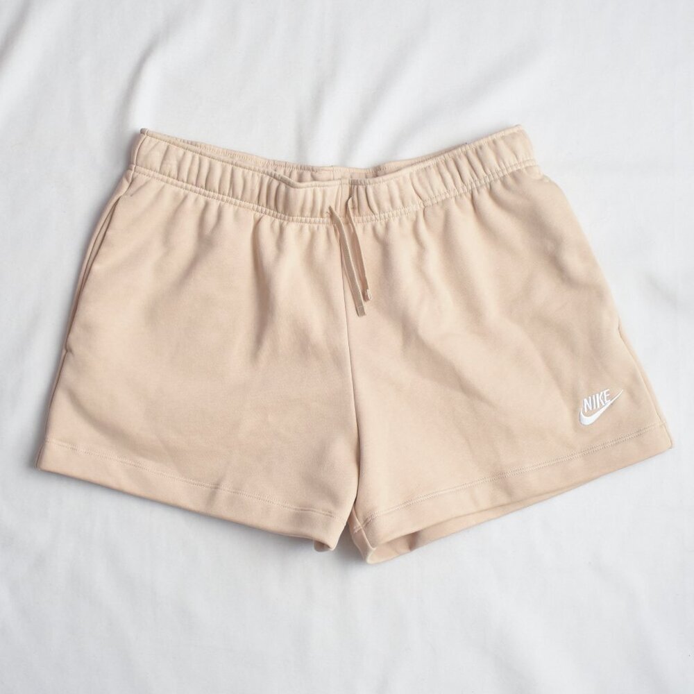 Women's NIKE DQ5802-126 Club Fleece Mid-Rise Shorts Beige Size L